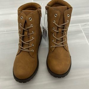 The children’s place Girls quilted lace up booties size 3 tan